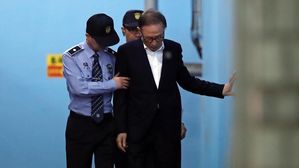 [영상] 부축받고 돌아가는 이명박 "더 이상은 힘들다"&hellip;재판 6시간 만에 종료