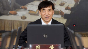 한은, 경기 논란 속 3% 성장 전망 유지…"고용은 부진"