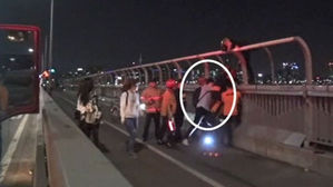 투신 직전 붙잡아 생명 구한 시민&hellip;"할 일을 했을 뿐"