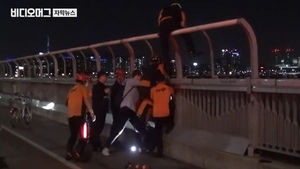 투신 직전 붙잡아 생명 구한 시민&hellip;"할 일을 했을 뿐"