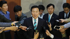 손학규, 송파을 불출마…"당 분열 위기…출마 생각 접는다"