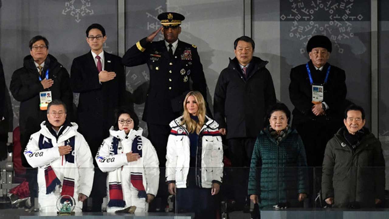 올림픽 폐막식 국민의례 중 거수경례하는 브룩스 사령관