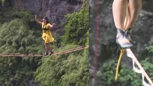 [영상] '아슬아슬' 뾰족 하이힐 신고&hellip;해발 1,300m 산에서 밧줄 타는 여성들