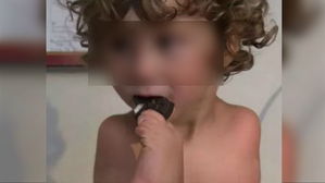 두 팔 없어 '발' 사용하는 아이&hellip;비위생적이라며 쫓아낸 식당