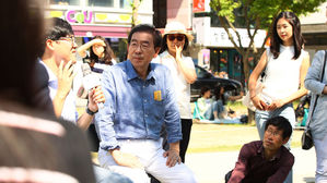 [슬라이드 포토] 박원순 선거운동 첫 주말&hellip;청년 표심은 버스킹으로 공략!