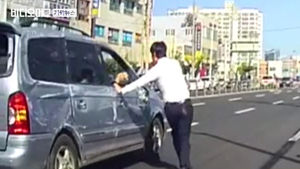달리던 차에 맨몸으로 뛰어든 시민…2차 사고 막았다