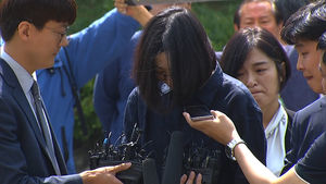 [풀영상] 다시 고개 숙인 조현아&hellip;밀수&middot;탈세 혐의로 세관 출석 모습