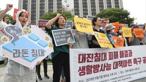 [영상] 정부청사 찾아간 '라돈침대' 피해자들 "침대 수거하고 역학조사하라"