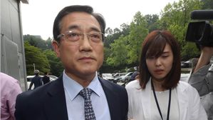 [영상] '백남기 사망사건' 구은수 전 청장 1심서 무죄&hellip;심경 묻자 고개 '절레'