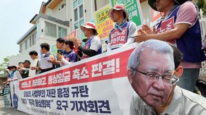 [영상] 양승태 집 앞에 날린 고발장&hellip;"구속수사하고 재판 피해 원상회복하라"