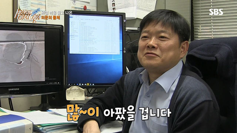 욕실 벽을 뚫고 자라난 검은 머리카락...그 정체는?