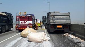 서해대교 화물차 추돌사고…자갈 떨어져 주차된 차량도 파손