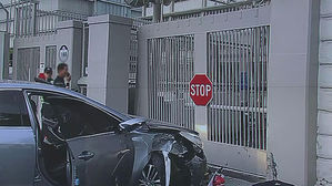 美 대사관 정문에 승용차 돌진…"미국으로 망명 떠나고파"