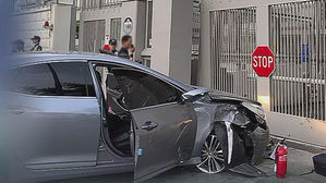 현직 공무원, 차 몰고 美 대사관에 '쾅'…"미국 망명 원해"