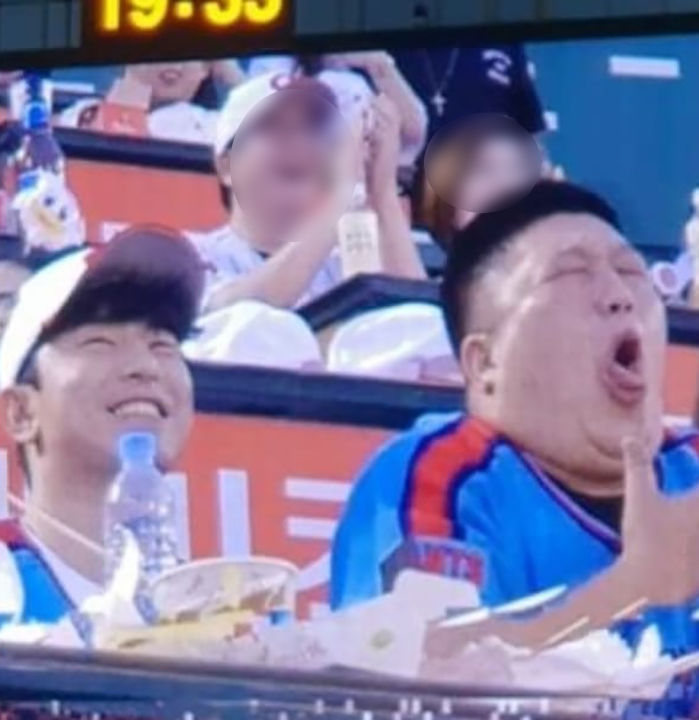 야구장 '키스타임'에 이시언에게 뽀뽀 당한 친구