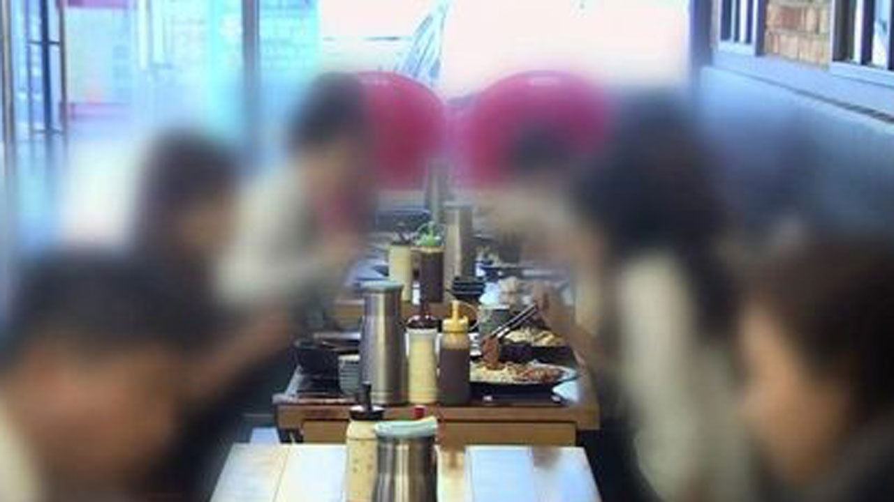 기사 대표 이미지:빚으로 버티는 숙박·음식점…경기 13년 만에 최악인데 대출 급증