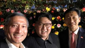 [영상] 김정은 위원장, 싱가포르 명소 '깜짝' 밤 나들이&hellip;셀카 찍고 손 흔들기도