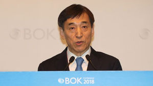 이주열 "금리인상 신중 판단…경기 변동 대응력 높여둘 필요도"
