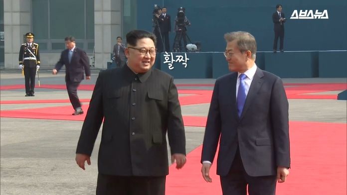 활짝 웃고 있는 김정은
