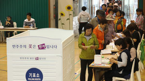 6&middot;13 지방선거 투표 시작&hellip;투표율 오전 7시 현재 2.2%