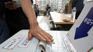 "부정선거" 투표용지 찢고, 취객이 자전거 타고 투표소 난입