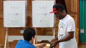 [슬라이드 포토] '한국에서 2번째 투표예요'…사무엘 씨의 소중한 한 표
