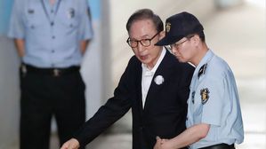 [영상] '다스 횡령' 이명박, 다리 절뚝이며 속행공판 출석