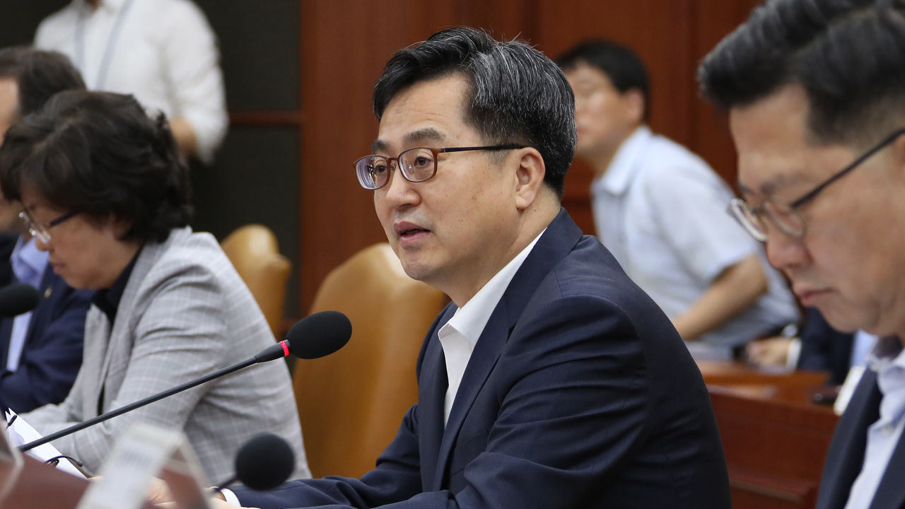 기사 대표 이미지:취업자·실업률 쇼크 고용대란…정부 긴급현안간담회