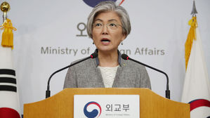 강경화 "1급 이상 공관장 감축·실무인력 증원 협의"