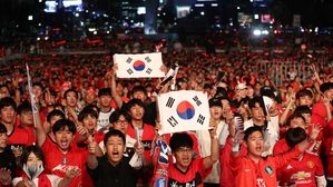 한국 경기 첫날 편의점 매출 최고 6배↑…맥주·야식 '불티'