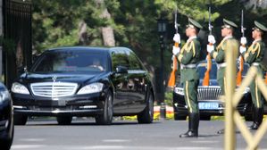 방중 이틀째 김정은, 조어대 나와 호위속 북쪽 향해