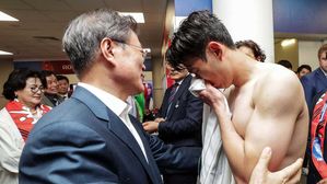 문 대통령, 한-멕시코전 관전…라커룸 들러 우리 선수들 위로