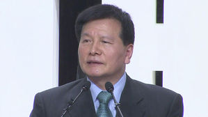 검찰, '양대노총 파괴공작 연루 의혹' 이채필 전 장관 소환