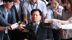 '노총 파괴공작 연루' 이채필 前 장관 검찰 출석…"불법 없었다"