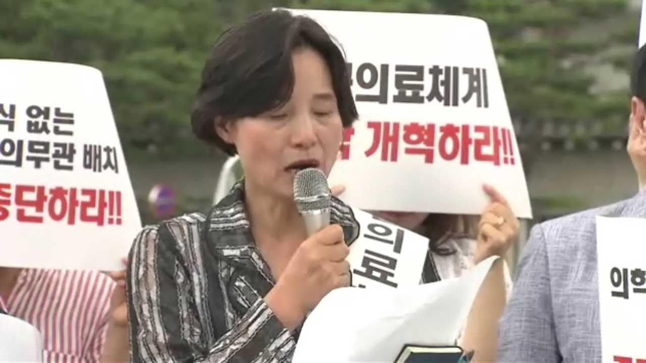 군피해치유센터 '함께' 대표이자 고 노우빈 훈련병의 어머니 공복순 씨가 지난 6월 28일, 청와대 분수대 앞에서 기자회견 중 발언을 하고 있다.
