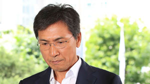 [영상] '성폭행 혐의' 안희정 전 지사 법정 출석&hellip;취재진 질문에 '묵묵부답'