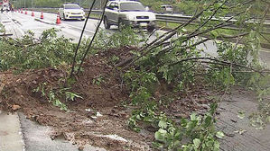 300mm 넘는 폭우로 잇단 피해…차량 침수·2명 사상