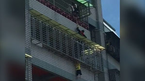 [영상] 발코니 난간에 아이 머리가&hellip;위태로운 구조 작전