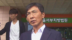 안희정 재판 첫 출석&hellip;김지은, 방청석 앉아 꼼꼼히 메모