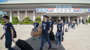'통일 농구' 방북단 평양行…조명균 "평화 진전 계기 됐으면"
