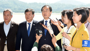 방북 조명균 장관, '남북미 평양 회동' 가능성에 "가서 봅시다"