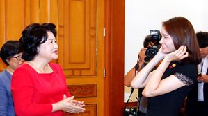 [영상] 소녀시대 윤아와 만난 김정숙 여사 "나눔으로 사회에 감동 줘&hellip;존경해"