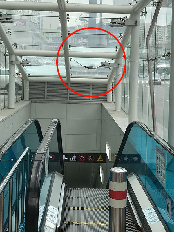 용인 성복역 출구 위로 갑자기 떨어진 대리석 조각