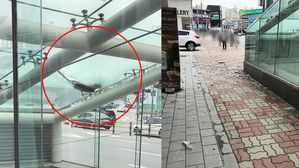 용인 성복역 출구 위로 갑자기 떨어진 대리석 조각