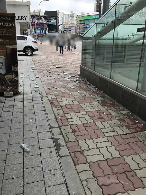 용인 성복역 출구 위로 갑자기 떨어진 대리석 조각