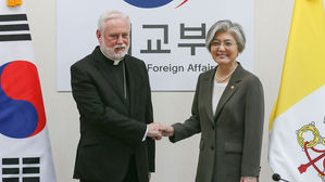 한-교황청 외교장관 회담…갤러거 대주교 "인도지원 재개 희망"