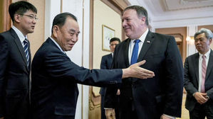 폼페이오 무거운 발걸음…양손에 '최대압박'과 '베트남 롤모델'