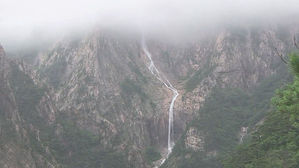 운무 덮인 바위산서 거대 물줄기…'토왕성 폭포' 장관