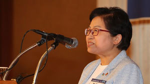 '취임 1년' 정현백 장관 "차별 없는 나라, 성평등으로 완성"