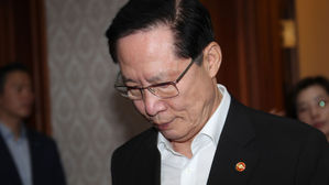 여성연합 "송영무 국방장관 사퇴하라"